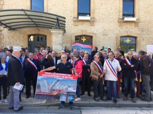 Elus devant la Mairie de Saint Cyprien pour interpeller Jean Michel Blanquer, le 12 mai